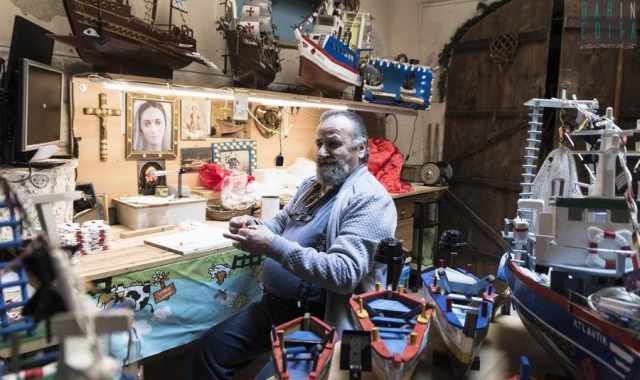 Il vecchio Michele: Costruisco barche in miniatura in ricordo del mare perduto